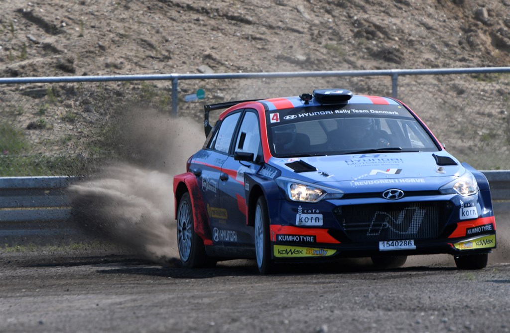 Hyundai-teamet kørte den suverænt bedste tid af alle ved den første af ialt af tre gennemkørsler af den 3.27 kilometer lange rallyprøve på Korskro Motor Centrums crossbane.
(Foto: specialpress@gmail.com)